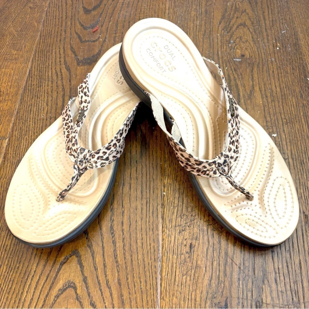 CROCS Sz 9 Leopard Print Front Post Slip On Flipflop Slides Sandals